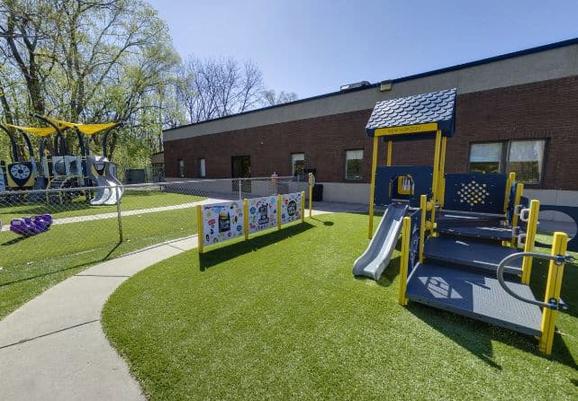 http://New%20Horizon%20Academy%20playground%20in%20Maplewood,%20Minnesota